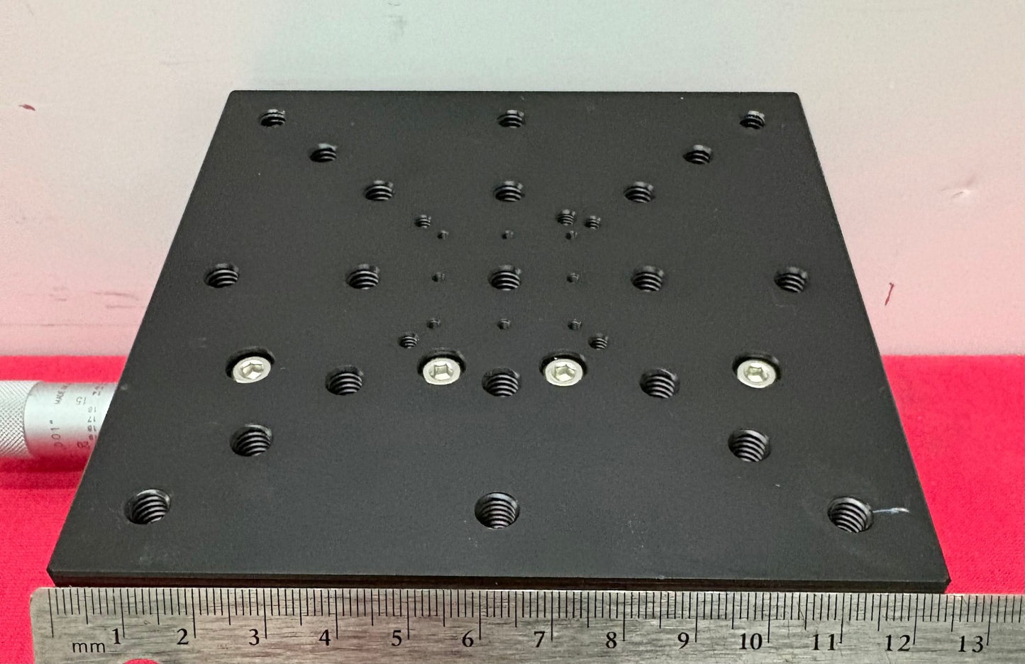 EDMOND OPTICS METRIC Z-STAGE 125mm x 125mm 20 mm Travel 5 kg Load Capacity