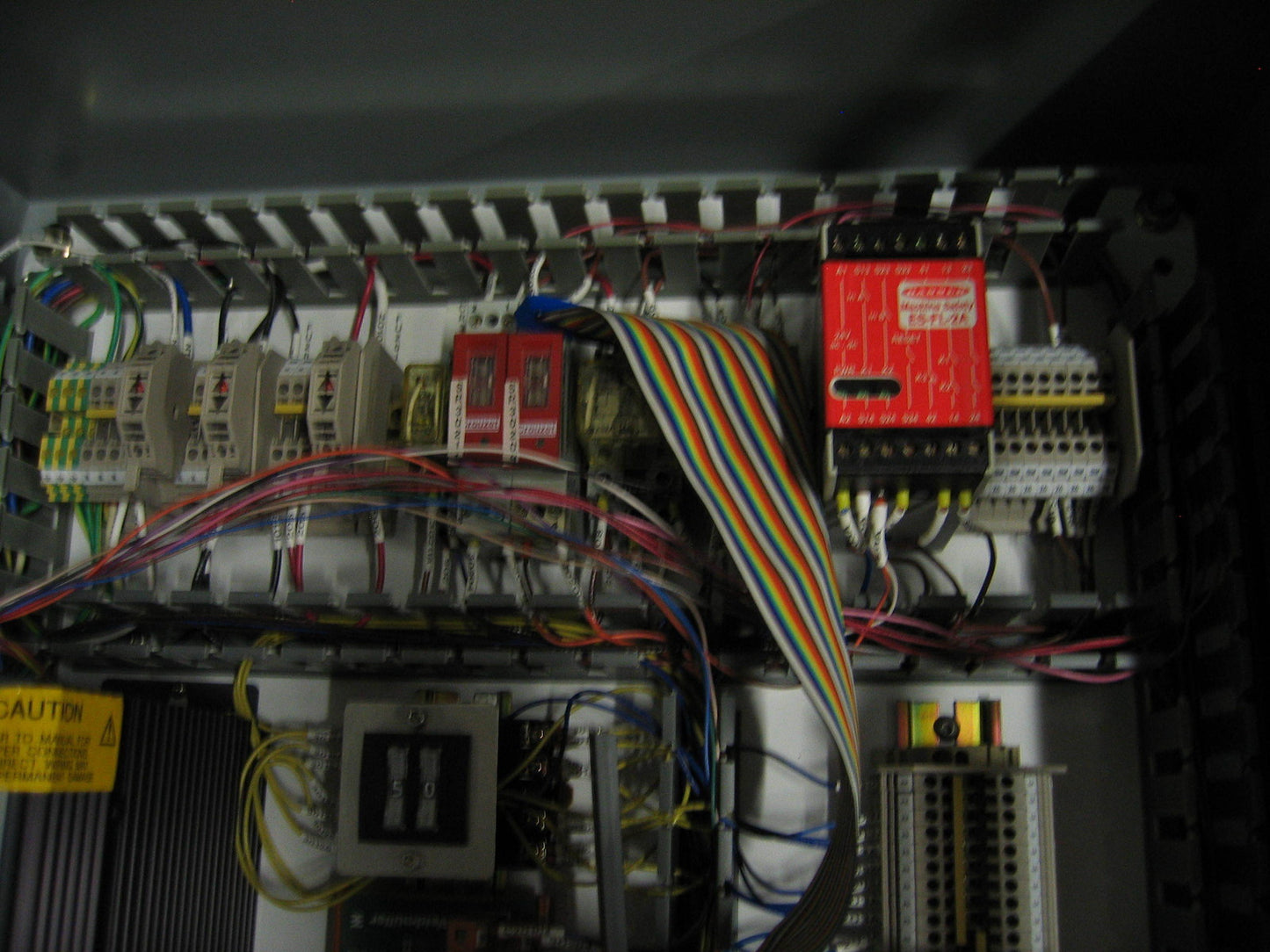 LAVADORA DE PIEZAS PEQUEÑAS CONSTRUIDA A MEDIDA CONTROL PLC ACTUADOR VERTICAL CON PULVERIZADOR DE AGUA 