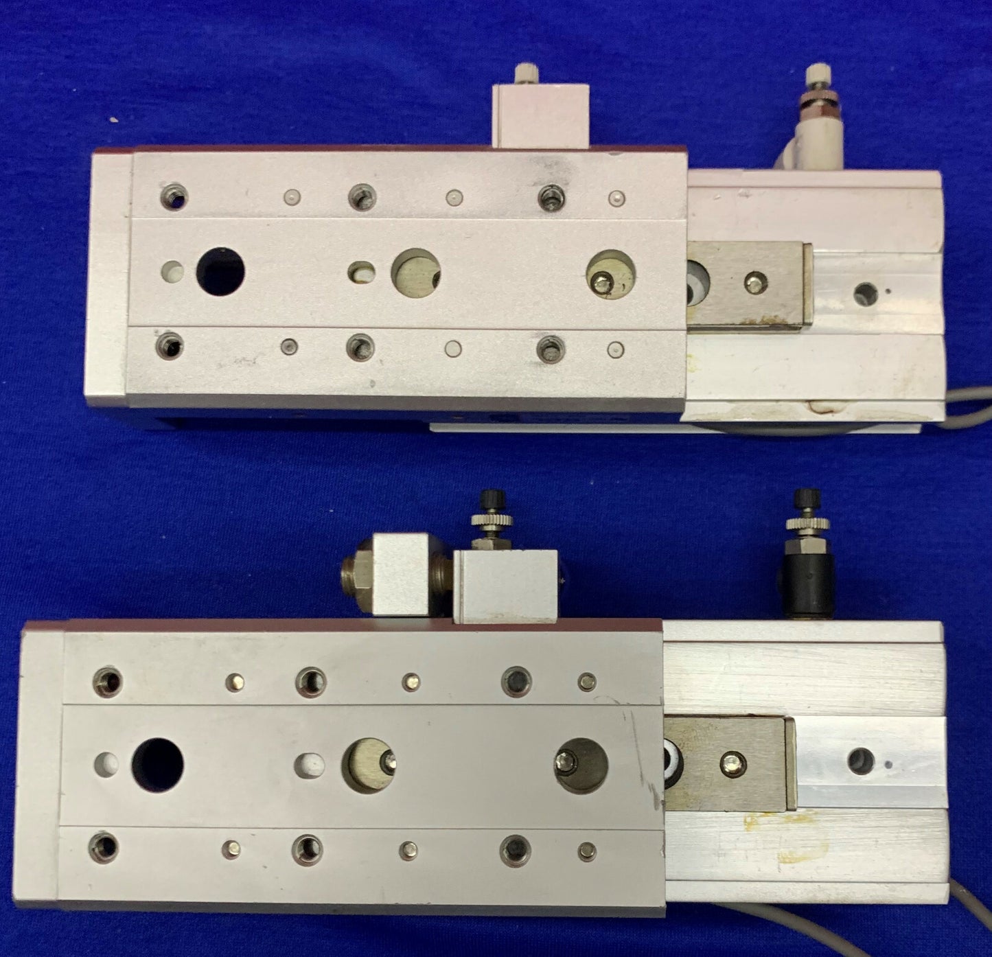 Lot de 2 - Glissières pneumatiques guidées à double tige SMC MXS12-50AS avec capteur SMC D-F9N