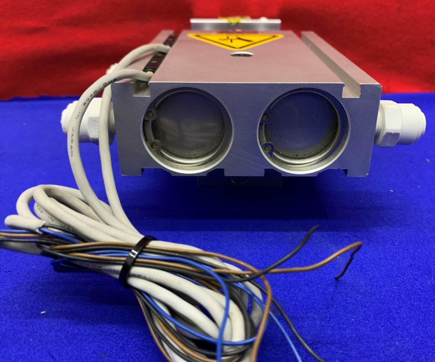 Cilindro guiado de doble vástago SMC CXSM32-50 con sensores SMC D-Z76 