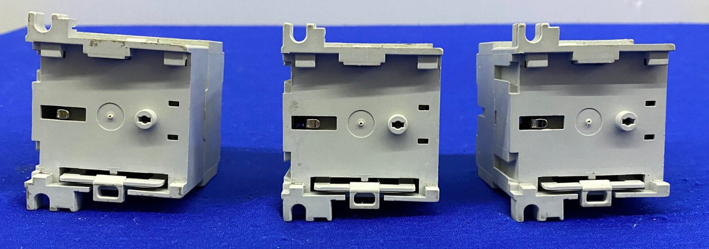 Allen Bradley AB M220 700DC-M220* SER A CONTACTEUR - 1 LOT QTÉ 3