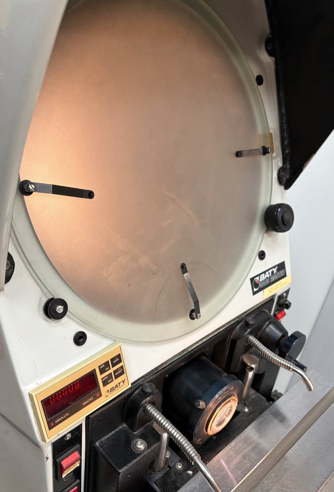 GAGE MASTER 28 MODEL 28/GM1 BENCHTOP OPTICAL COMPARATOR 110V - FOR PARTS/REPAIR