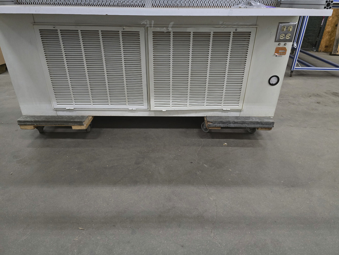 CLEAN AIR PRODUCTS CAP301-624-30H 6FT HORIZONTAL LAMINAR FLOW CLEAN BENCH