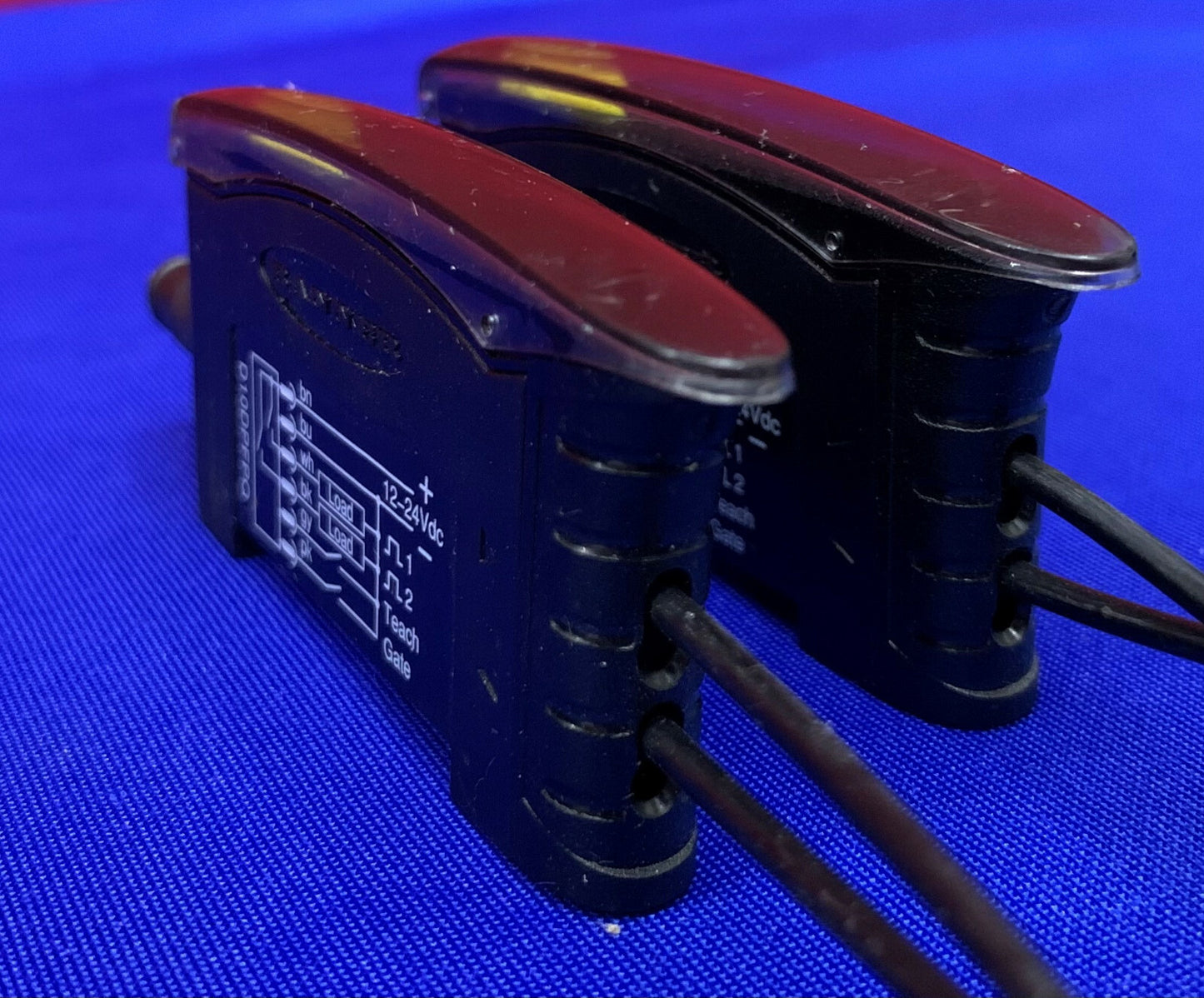 Lot of 2 Banner Photoelectric/ Fiber Optic Sensor D10DPFPQ Cables are different