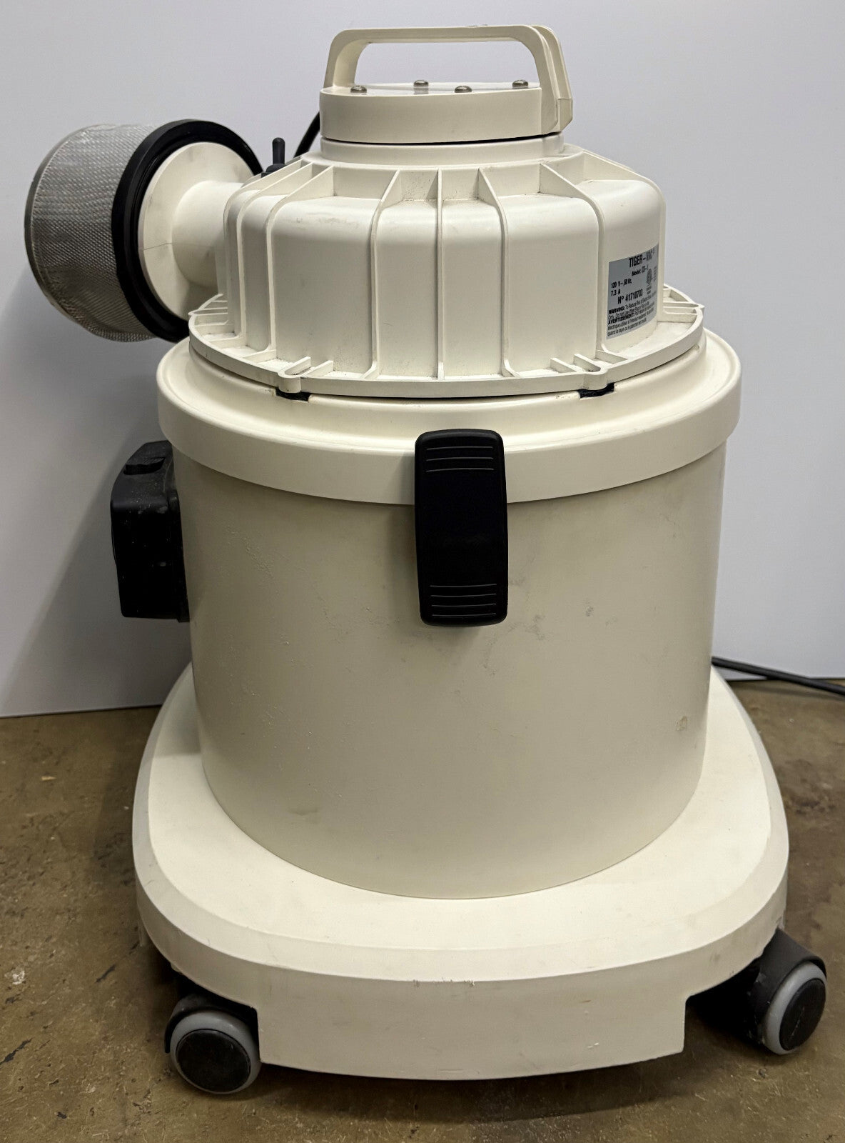 TIGER-VAC CR-1 CLEANROOM VACUUM CLEANER - FILTER DAMAGED BENT - NO ATTACHMENTS