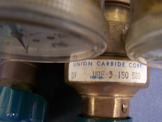 UNION CARBIDE TYPE D9 PRESSURE UPE 3 150 580 BRASS GAS REGULATOR 0 - 200  PSI
