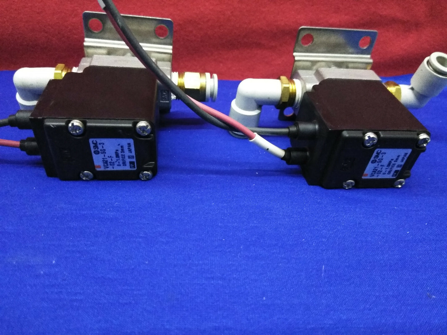 1 LOT MIT 2 STÜCKEN - SMC VCA21-5G-3-02-F MAGNETVENTILE 24 VDC
