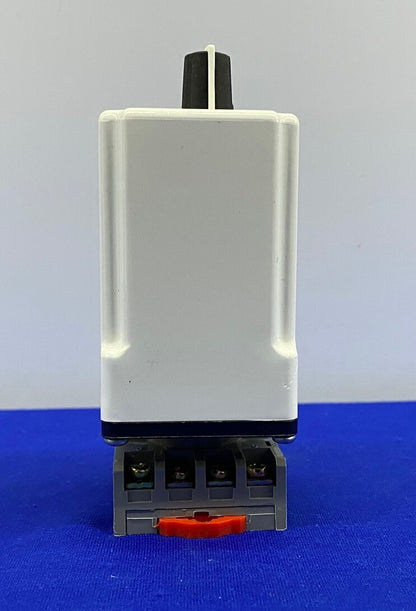 RELÉ DE RETARDO DE TIEMPO MACROMATIC TR-60628 Y ZÓCALO PARA RELÉ MAGNECRAFT 70-464-1