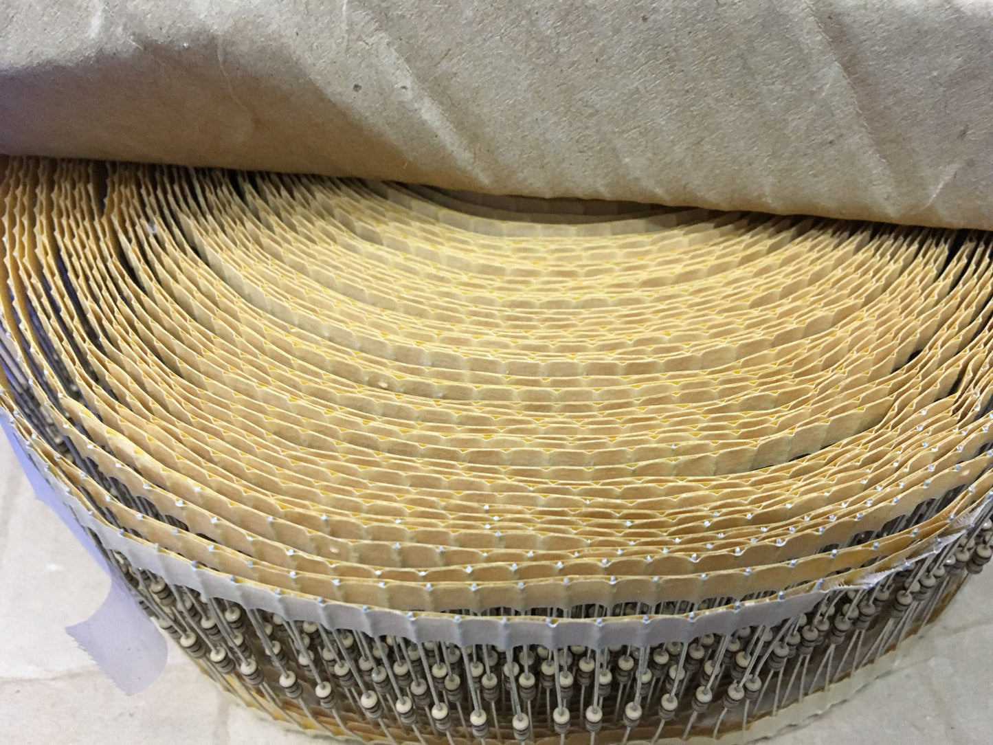 カーボンフィルム固定抵抗器テープ＆リール 約3000～3500個の抵抗器