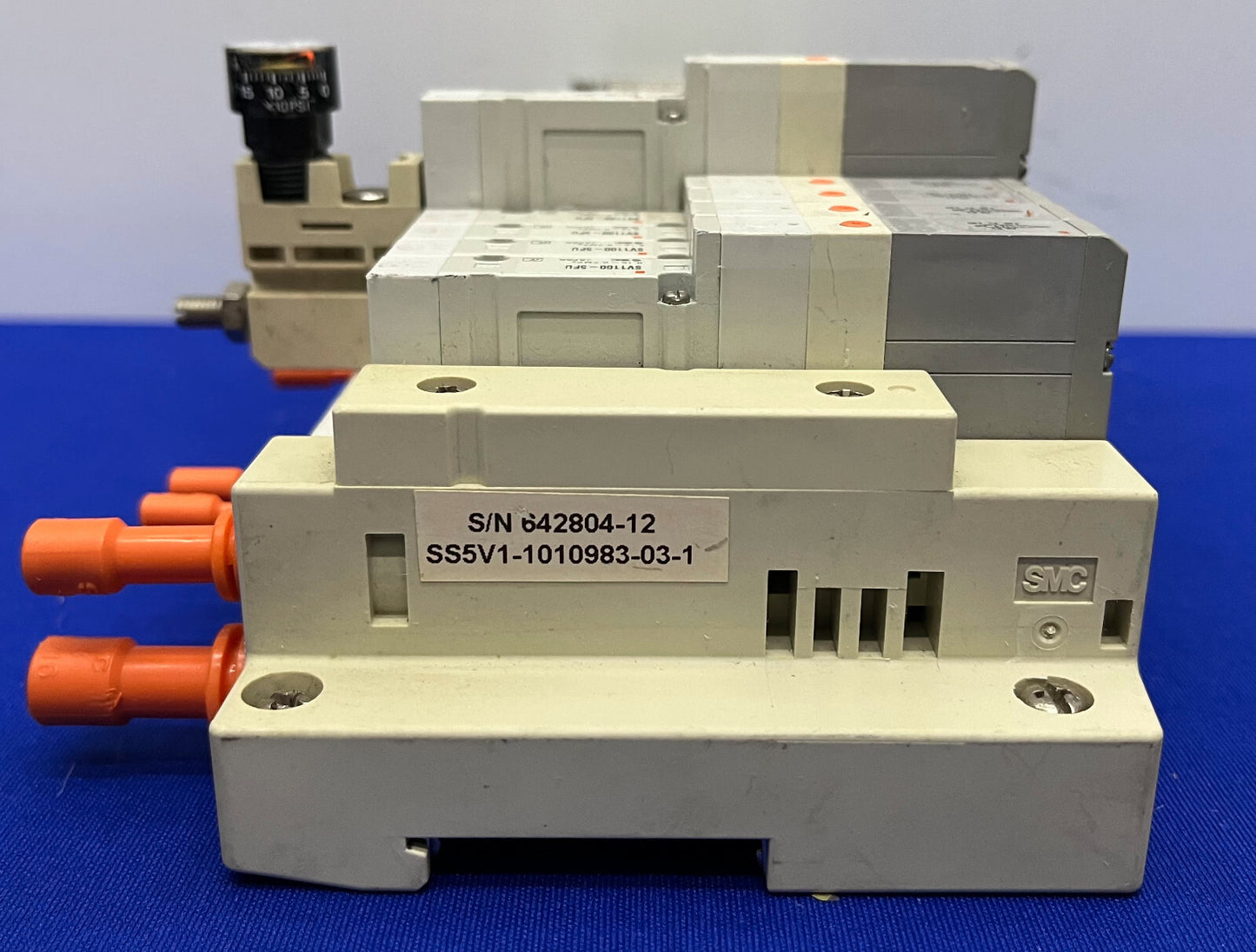 SMC SS5V1-1010983-03-1 MANIFOLD w/ 14 QTY SV1100-5FU PNEUMATIC ASSEMBLY BLOCK