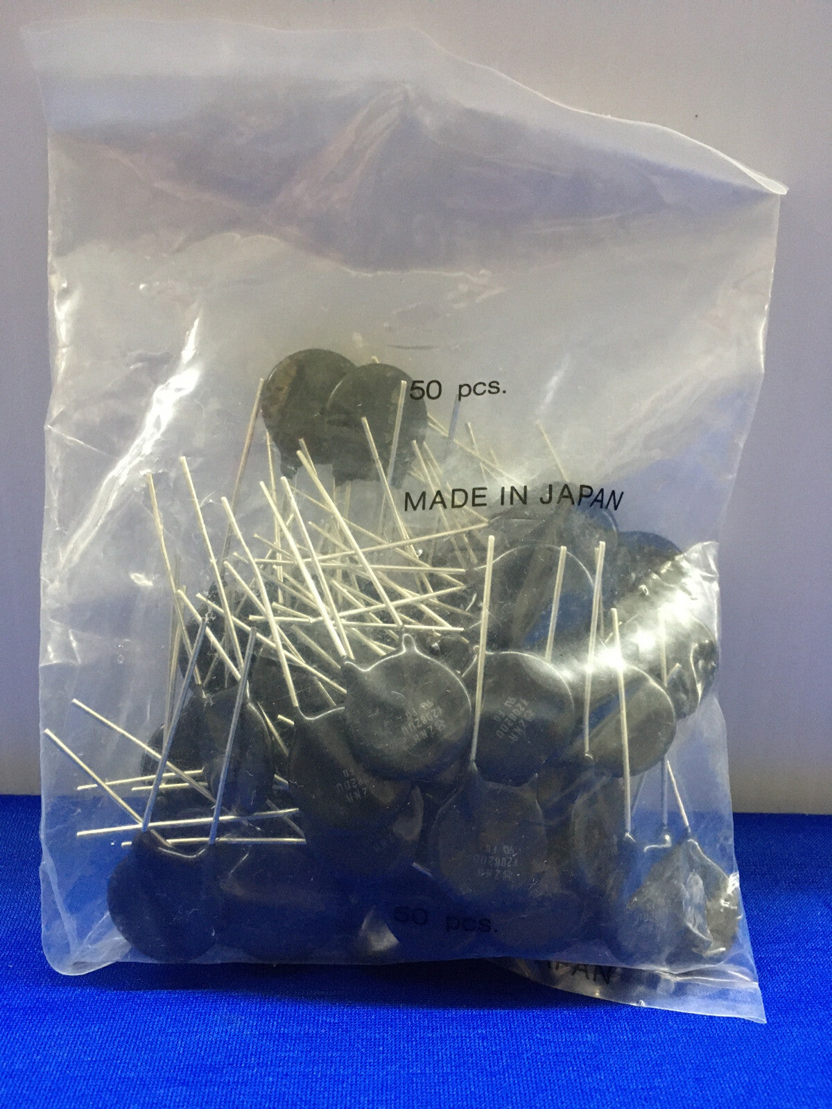 1 VERPAKKING VAN 50 STUKS - DIGI-KEY P7228-ND ERZ-V20D820 VARISTOR OP ABSORBER 82V 10KA