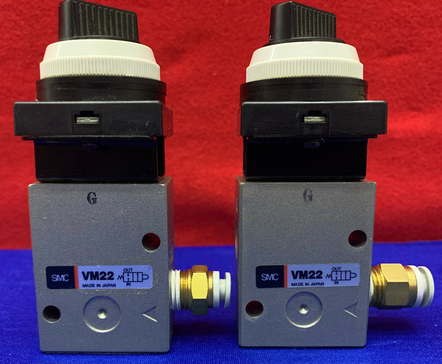 1 Lot Hoeveelheid van 2 - SMC VM22 Mechanische Kleppen