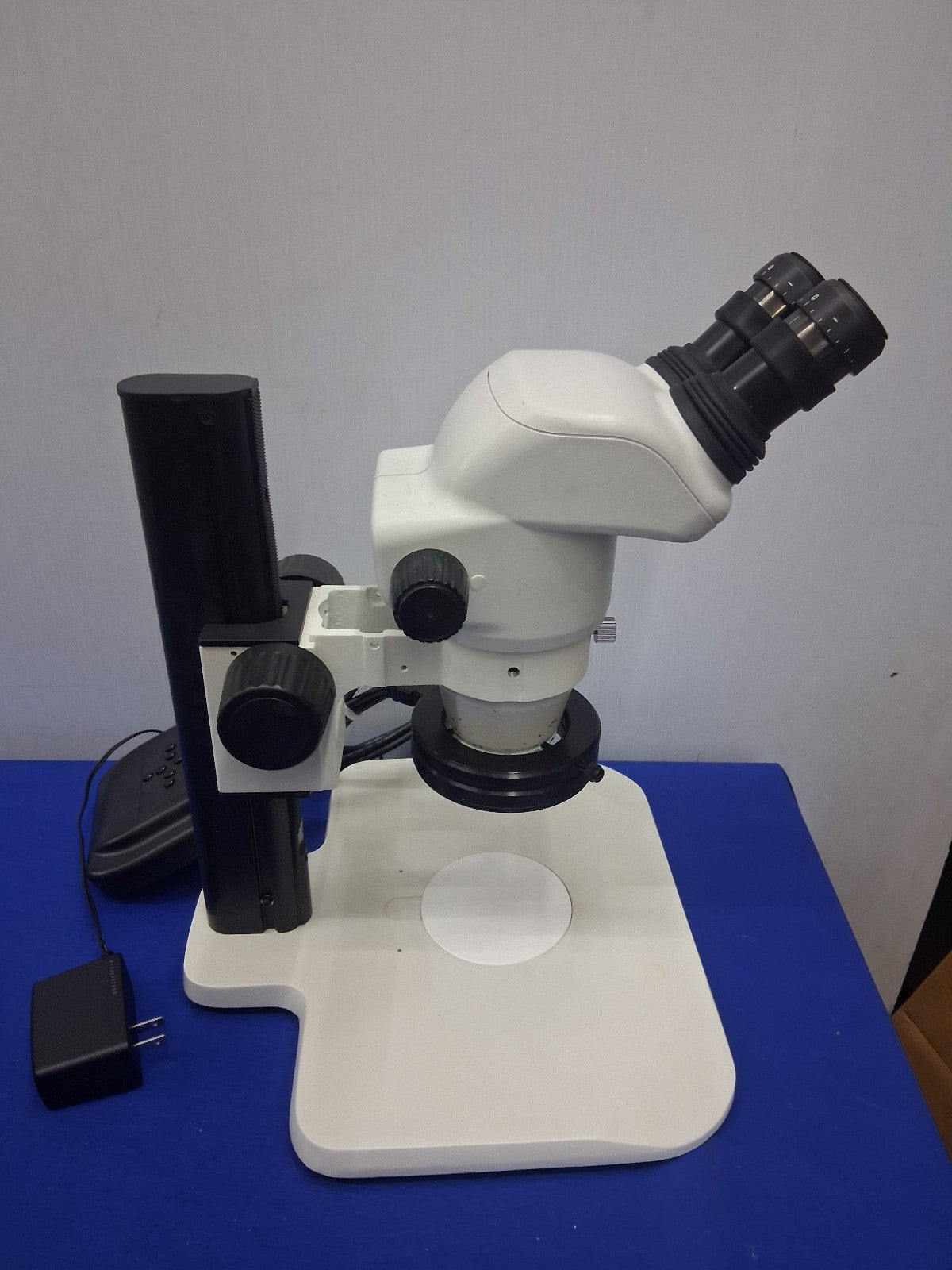 NIKON STEREO SMZ745 MICROSCOPE 6.7-50X  STAND & LED LIGHT C-W10XB/22 EYEPIECES