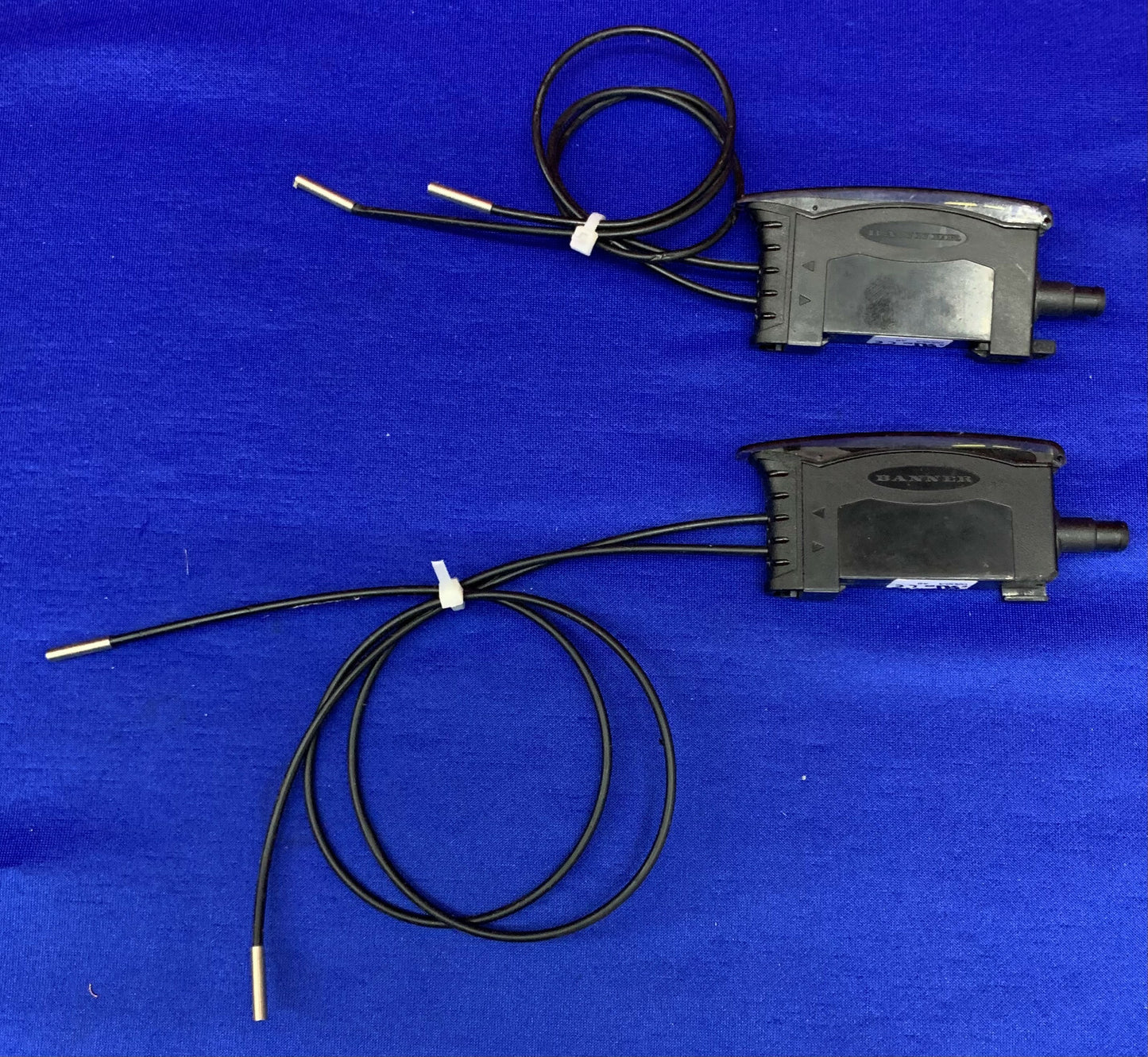 Lot of 2 Banner Photoelectric/ Fiber Optic Sensor D10DPFPQ Cables are different