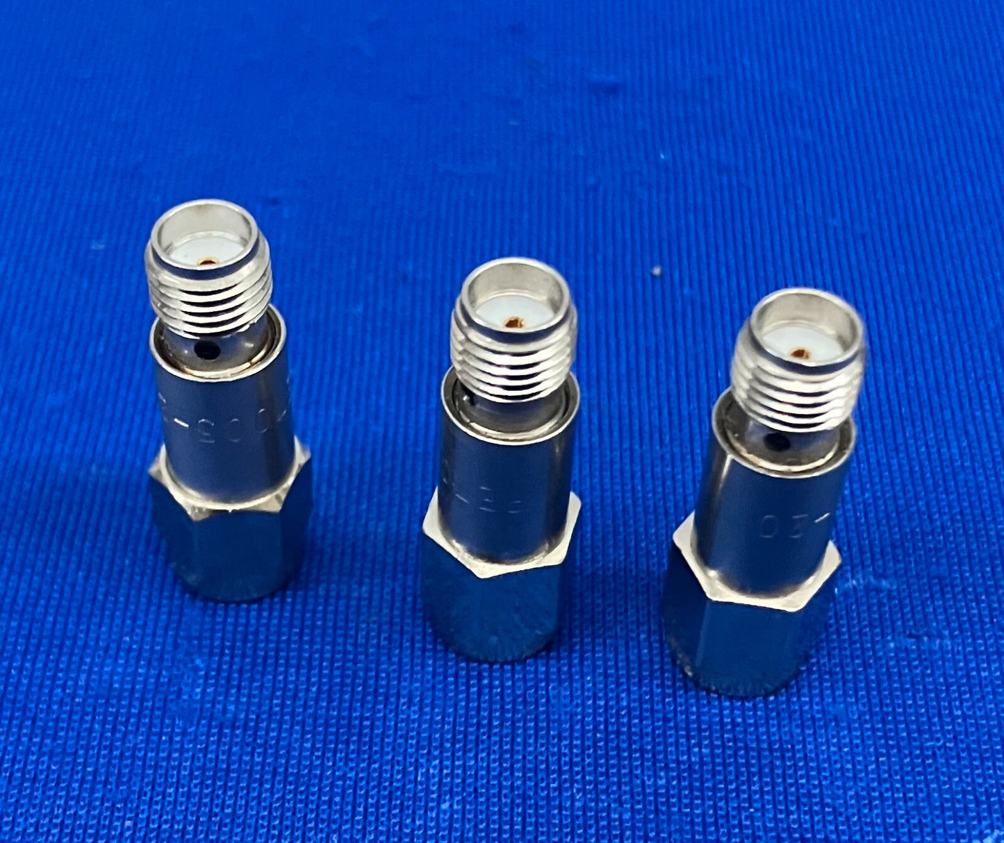 PASTERNACK PE7005-20 20DB VASTE VERZWAKKER, SMA MANNETJE LOT VAN 3, DIGIKEY # HIERONDER