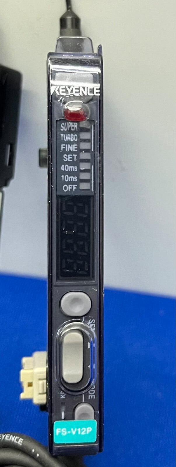 AMPLIFICATEUR PHOTOÉLECTRIQUE KEYENCE FS-V11-P ET AMPLIFICATEUR À FIBRE OPTIQUE FS-V12-P