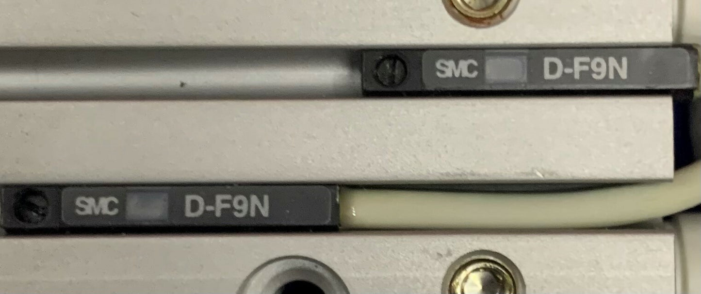 2er-Set SMC MXH10-25 Kompakt-Schiebetische mit SMC D-F9N-Sensor