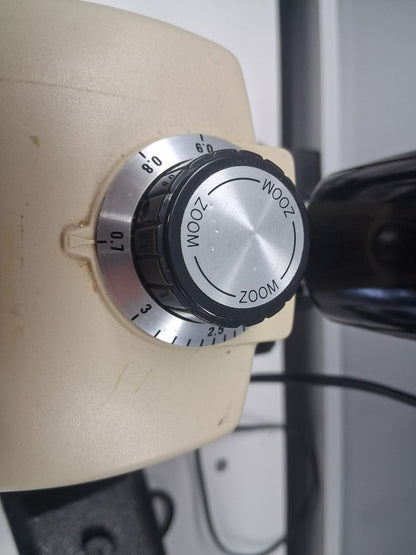 Leica StereoZoom 4 Microscope w/ 10X Eyepieces Stand & Light 7-30X Magnification