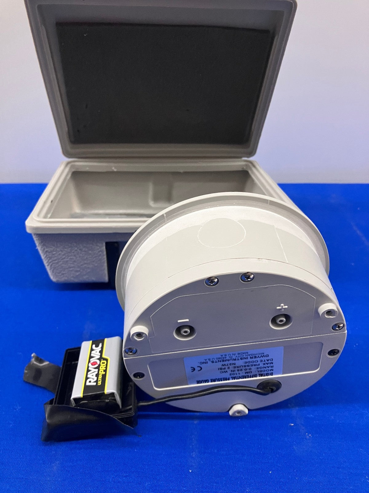 DWYER DIGITAL DIFFERENTIAL PRESSURE GAUGE DM-1102  FOR PARTS AND REPAIR