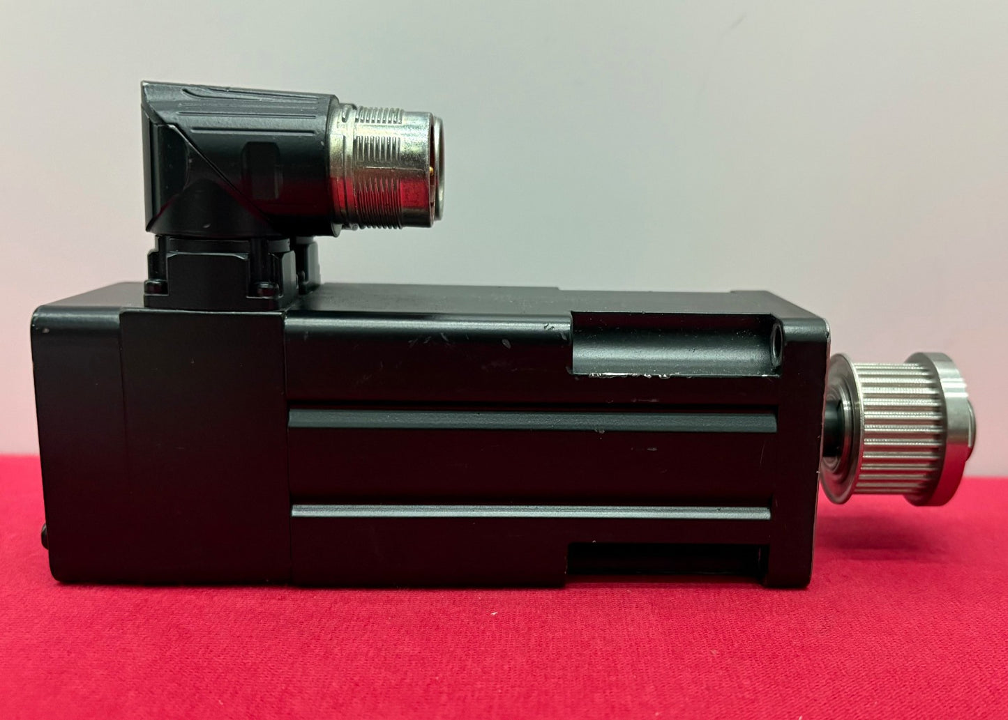 Allen Bradley AB INVERTED DUTY AC SERVO MOTOR  MPL-A1530F-V-X205 SER C FOR PARTS