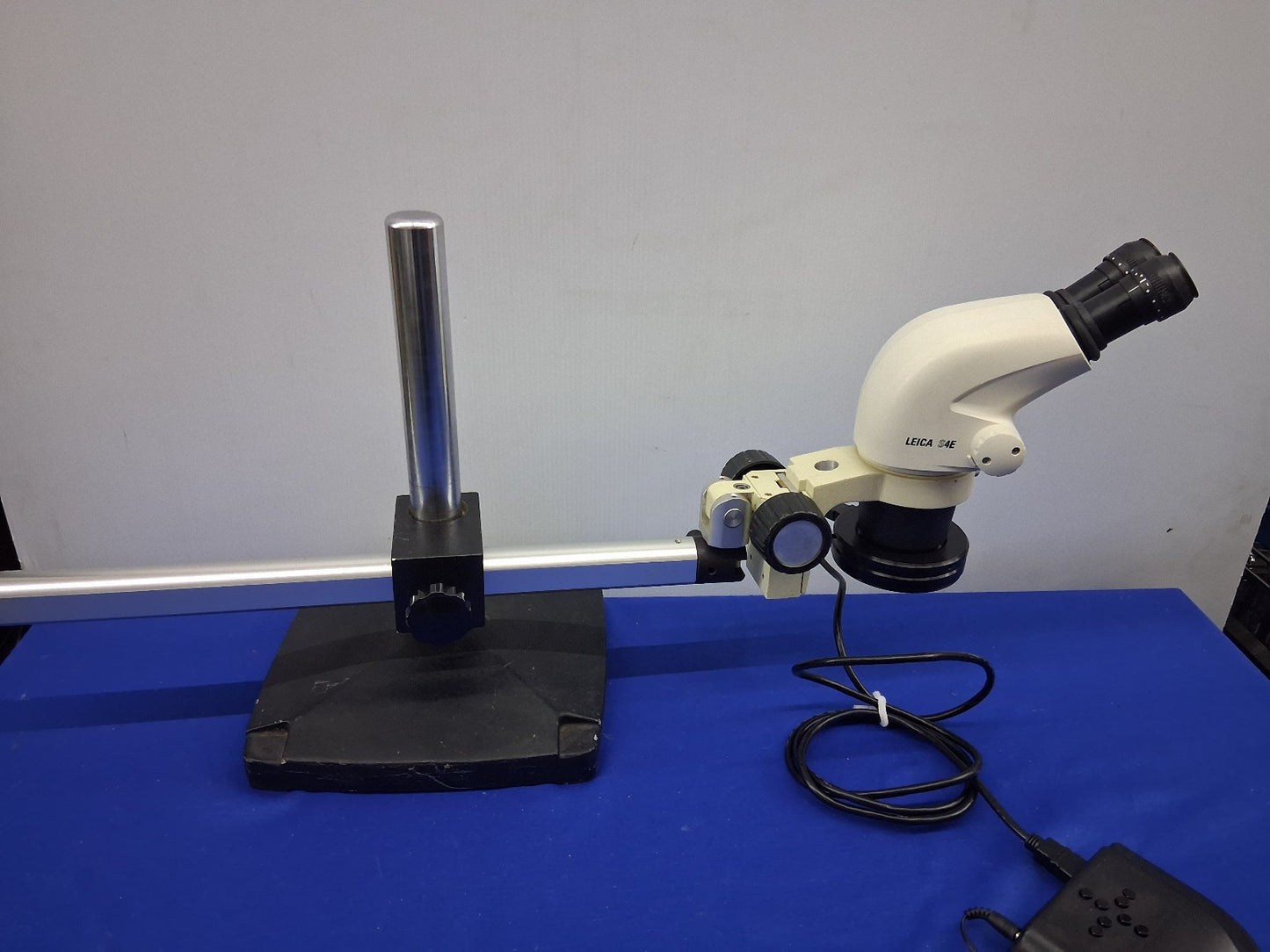 Leica S4E 6.3-30X Stereo Zoom Microscope with Boom Stand and LED Ring Light