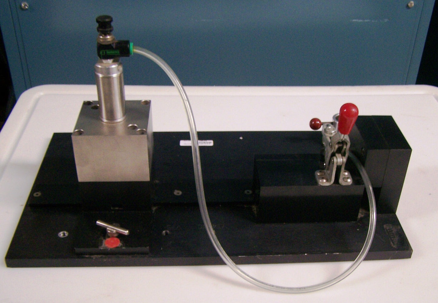 BIMBA PNEUMATIC PLATFORM, MODEL 3MV8, HAS PNEUMATIC ACTUATOR WITH HOSE