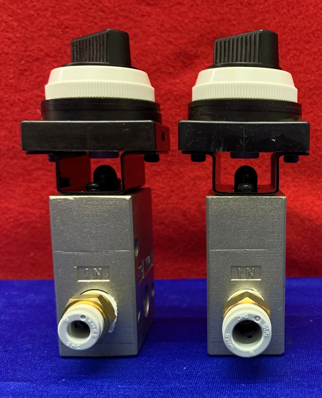 1 Lot Hoeveelheid van 2 - SMC VM22 Mechanische Kleppen