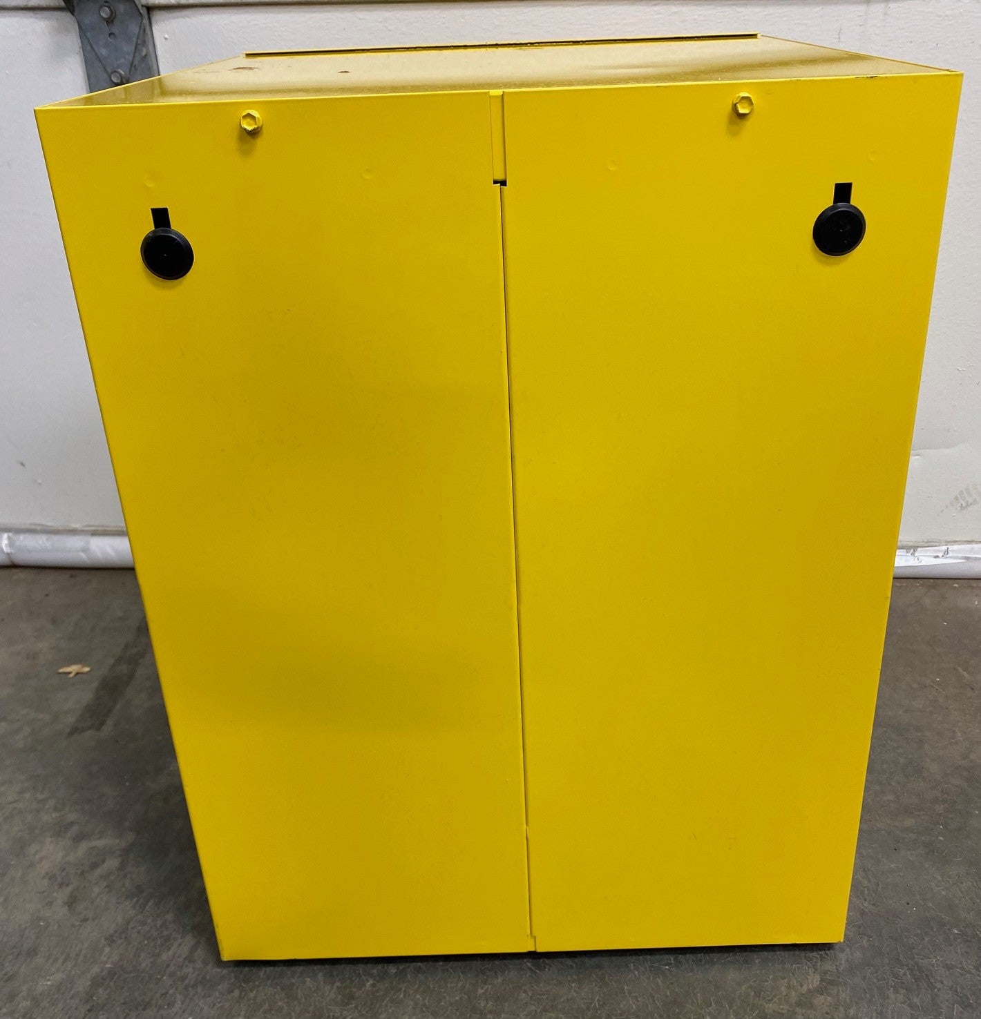 ULINE H-2569M FLAMMABLE LIQUID STORAGE CABINET COUNTERTOP 870400 4 GAL CAPACITY