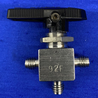 VANNE À BILLE 3 VOIES SWAGELOK SS-41GXS2 - ÉCROUS/VIRULES MANQUANTS