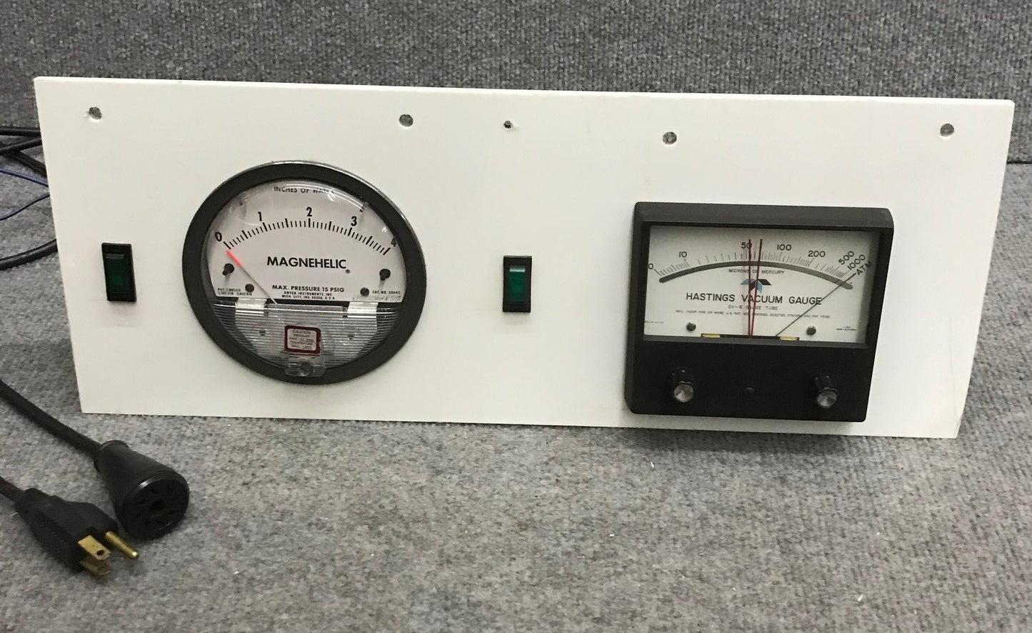 QTY 1- MAGNEHELIC GAUGE 2004C & QTY 1- HASTINGS VACUUM GAUGE DV-6 GAUGE TUBE