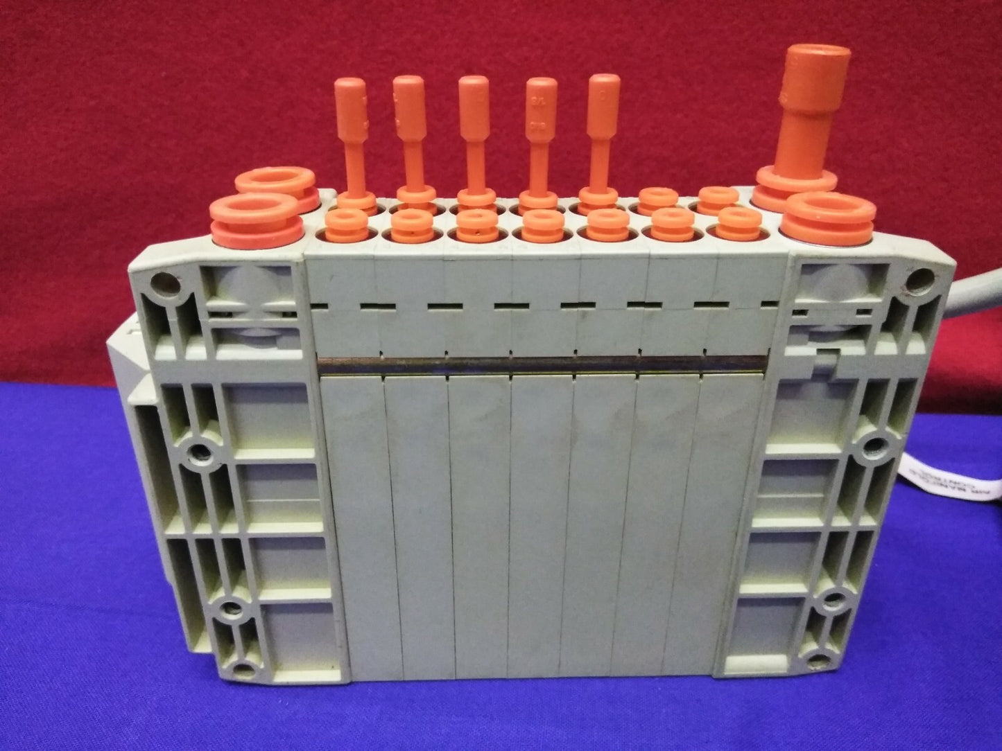 SMC-Stationsverteiler mit 7 SV1100-5FU-Ventilen und Kabel 