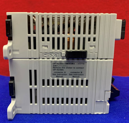 Terminale relè di controllo di sicurezza Keyence SL-T11R e alimentatore SL-U2 24 V CC