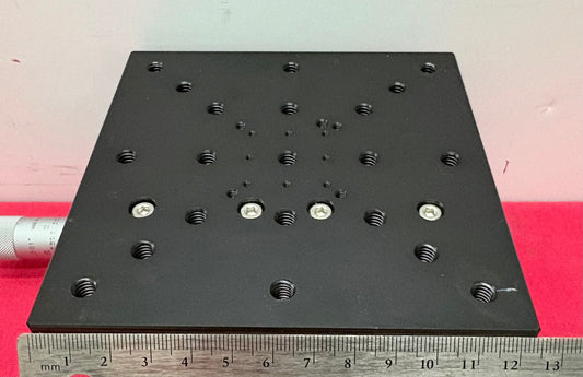 EDMOND OPTICS METRIC Z-STAGE 125mm x 125mm 20 mm Travel 5 kg Load Capacity