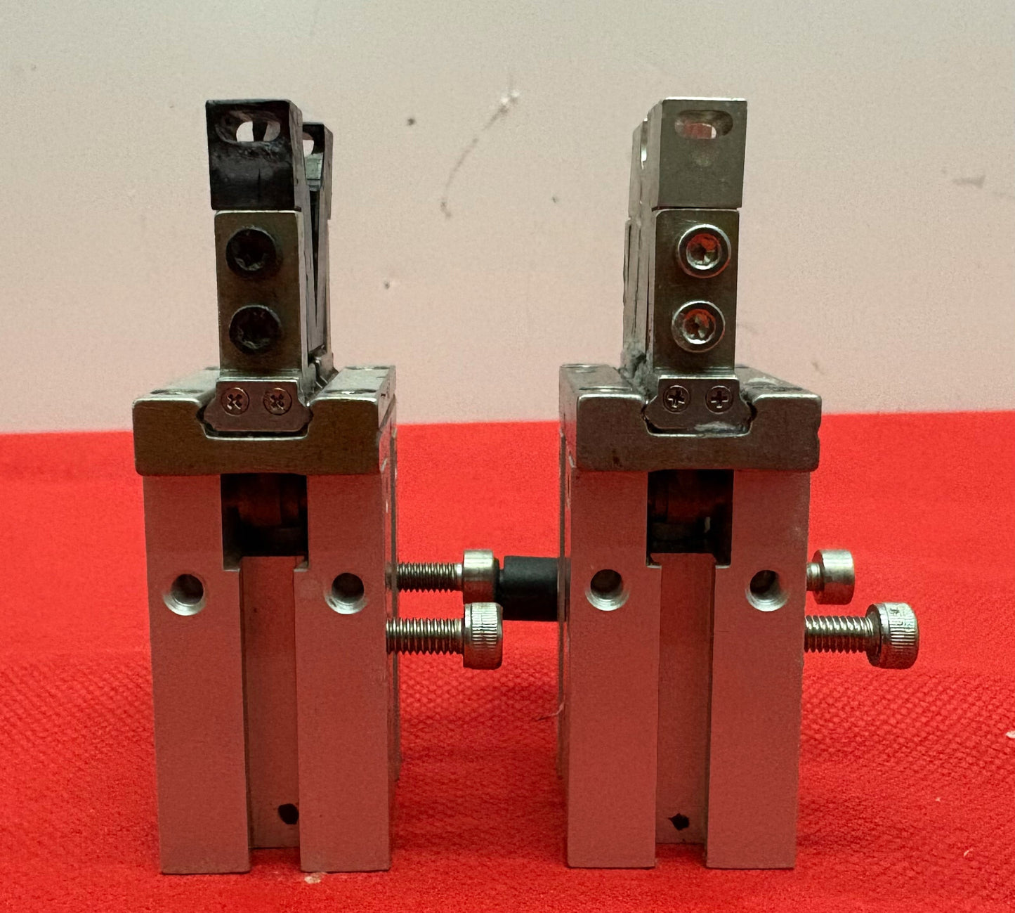 SMC MHZ2-16D2 PNEUMATIC PARALLEL FINGER GRIPPER 16mm - 1 LOT QTY 2