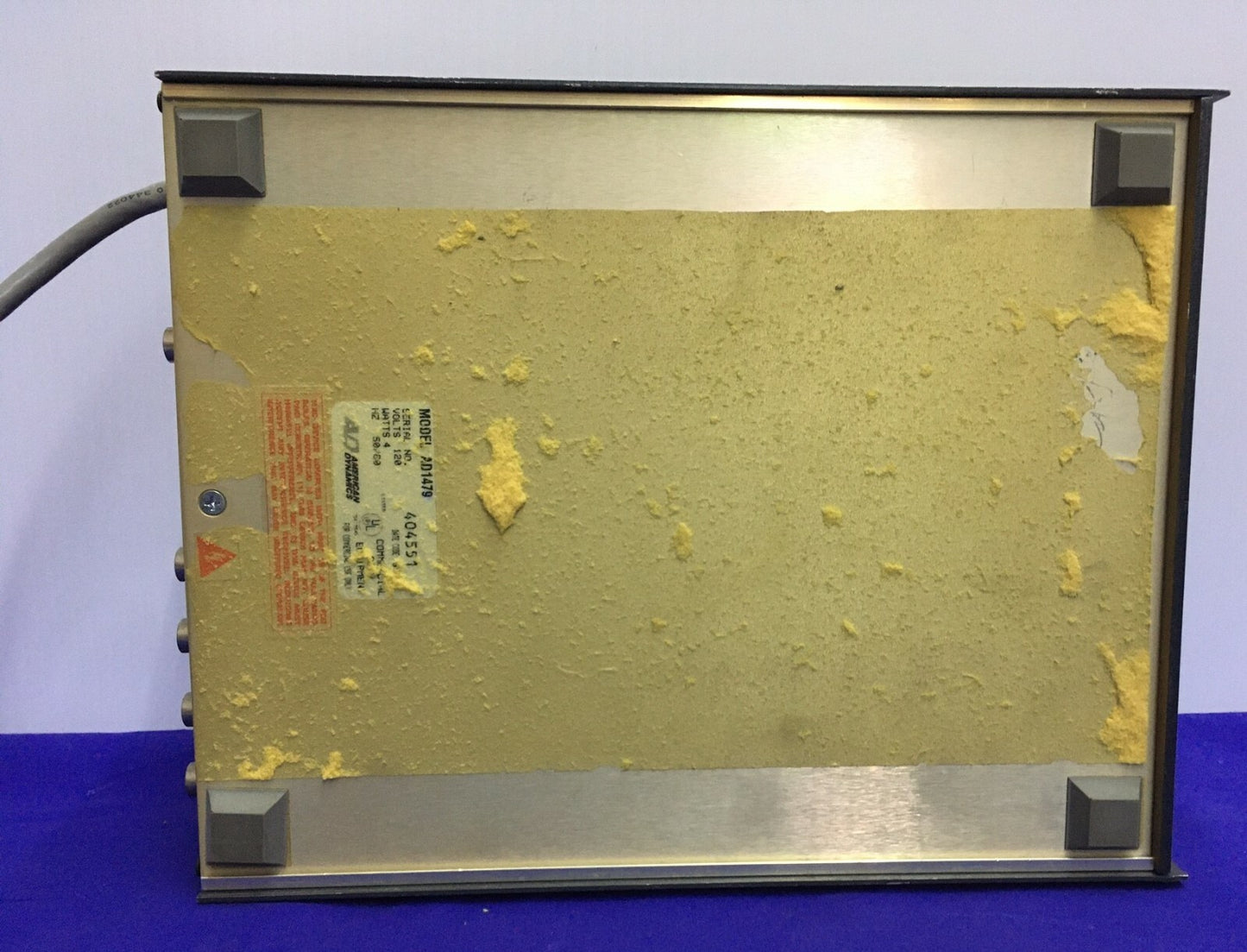 CÁMARA DE SEGURIDAD MINI CUÁDRUPLE AD AD1479 DE AMERICAN DYNAMICS CON FUENTE DE VÍDEO 