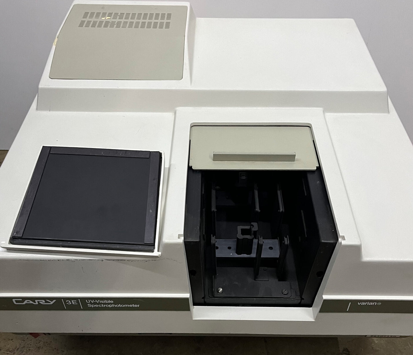VARIAN CARY 3E UV VISIBLE SPECTROPHOTOMETER - BULB LIFE UNKNOWN - PARTS/REPAIR