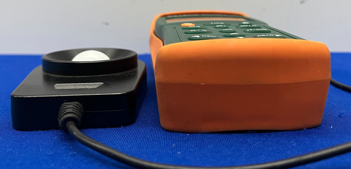 EXTECH EASYVIEW ™ 33 DIGITALES LICHTMESSER MIT SPEICHER UND ETUI