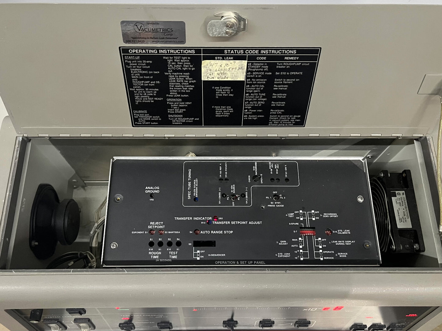 VARIAN AUTO-TEST 947 HELIUM MASSA SPECTROMETER LEKDETECTOR - VOOR ONDERDELEN/REPARATIE H2 