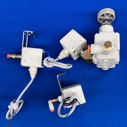 SMC ISE40-T1-62L LOTTO DI 3 CON ACCESSORI MISTI CON IR1020-N01