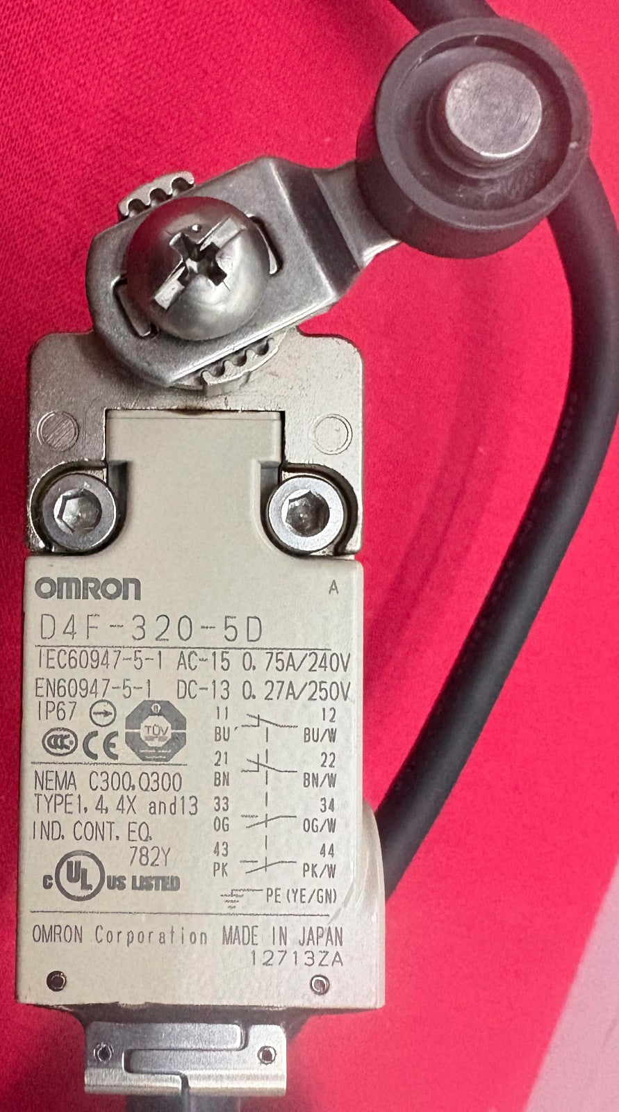 OMRON SAFETY LIMIT SWITCH D4F-320-5D ROLLER LEVER ACTUATOR - 1 LOT QTY 2