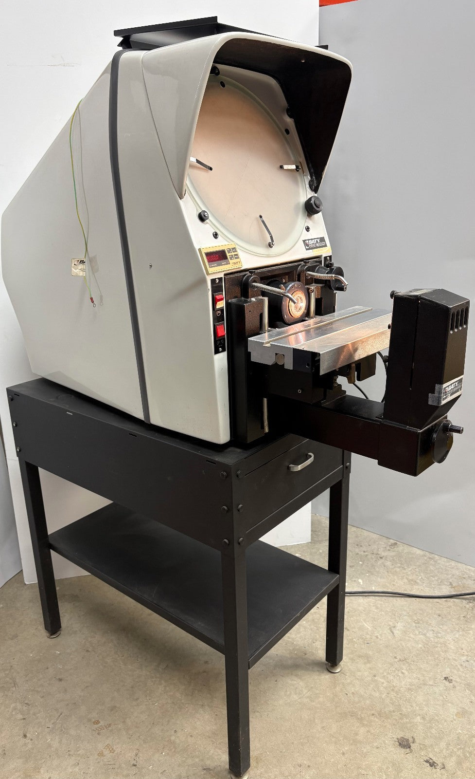 GAGE MASTER 28 MODEL 28/GM1 BENCHTOP OPTICAL COMPARATOR 110V - FOR PARTS/REPAIR