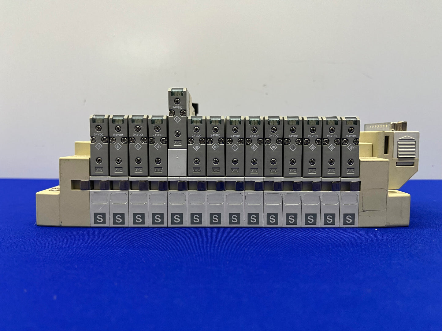 SMC SS5V1-1010983-03-1 STATION VENTIL VERTEILERBLOCK MONTAGE MENGE 14 SV1100-5FU 