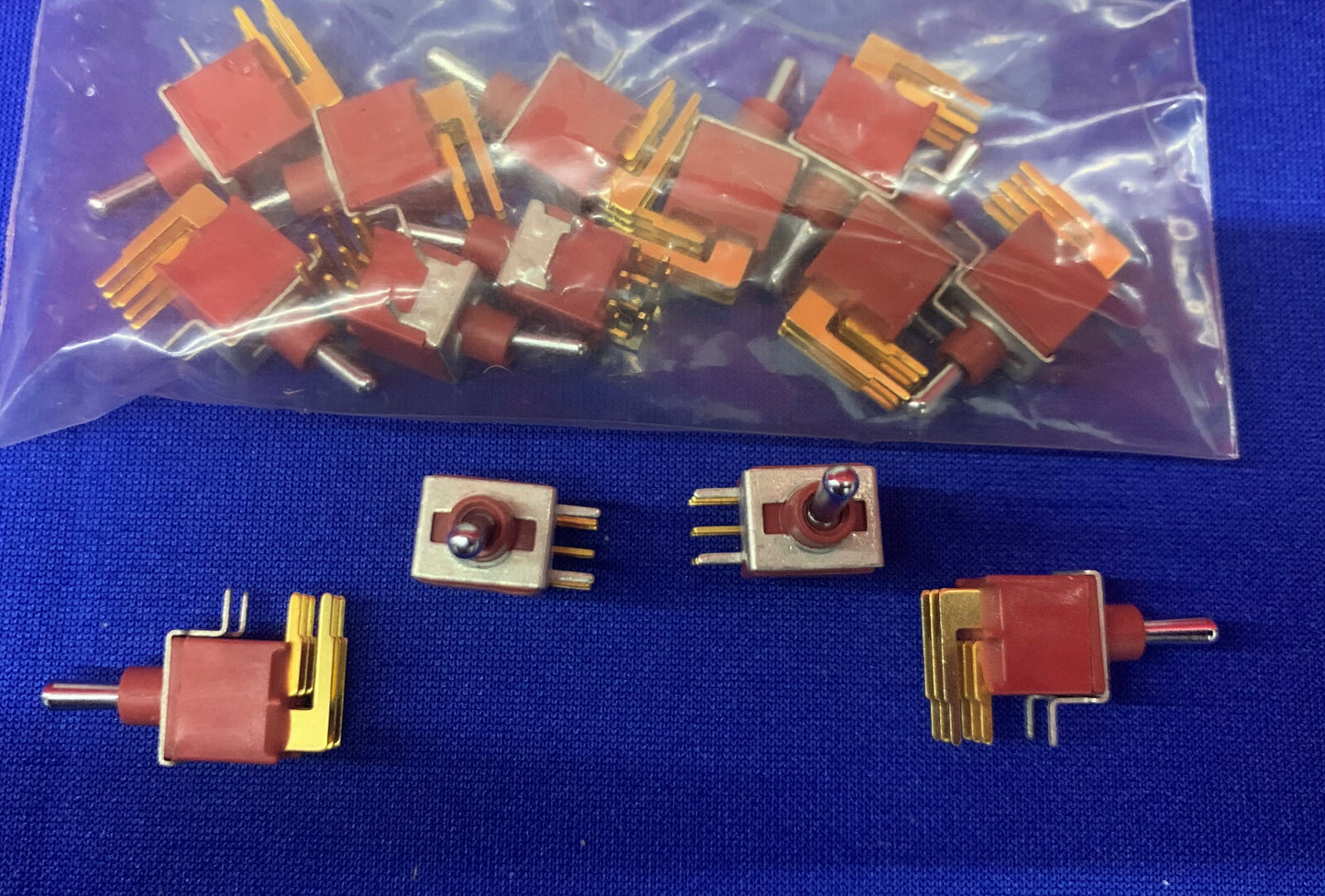 INTERRUPTEUR À BASCULE DIGI-KEY C&amp;K ET21MD1ABE TINY R/A PC MNT DPDT.