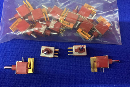 INTERRUPTEUR À BASCULE DIGI-KEY C&amp;K ET21MD1ABE TINY R/A PC MNT DPDT.