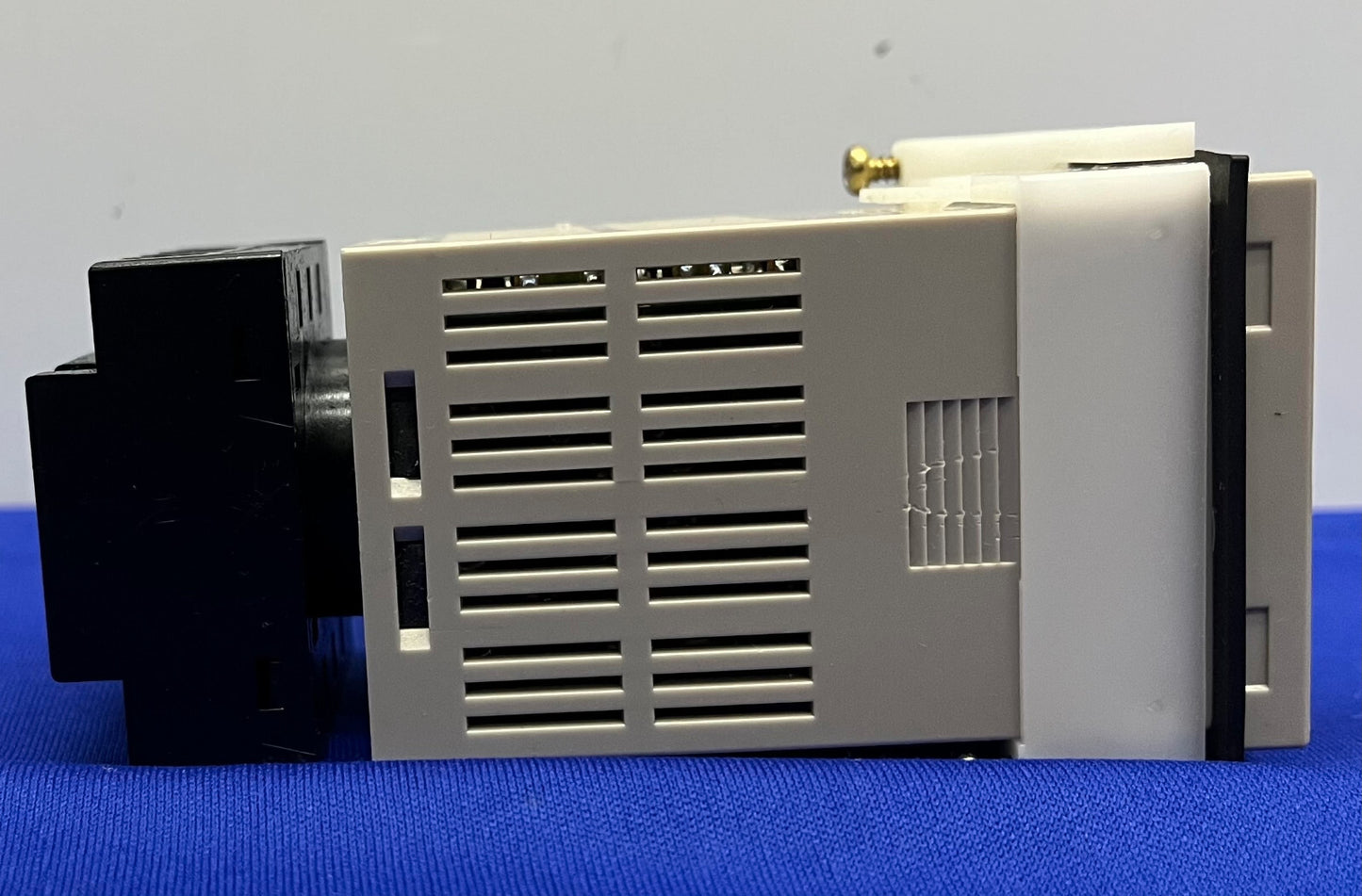 TEMPORIZADOR DIGITAL OMRON H5CL H5CL-A CON BASE OMRON P3GA-11 - PARA PIEZAS/REPARACIÓN