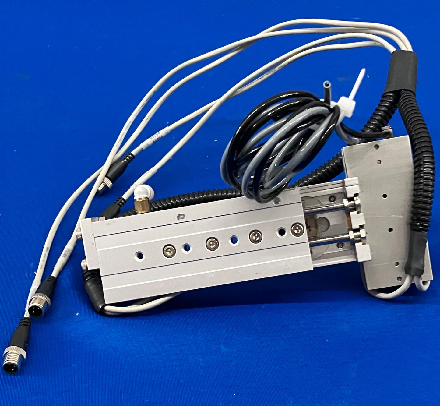 ENSEMBLE DE PRESSE À COULISSEAU SMC MXS 8-50 ET MHF2-8D2