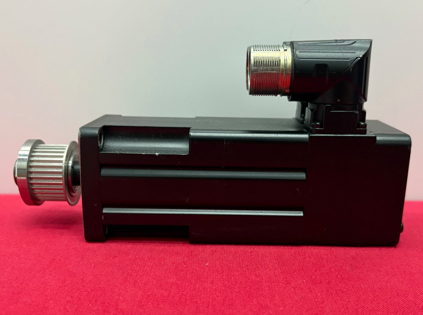 Allen Bradley AB INVERTED DUTY AC SERVO MOTOR  MPL-A1530F-V-X205 SER C FOR PARTS