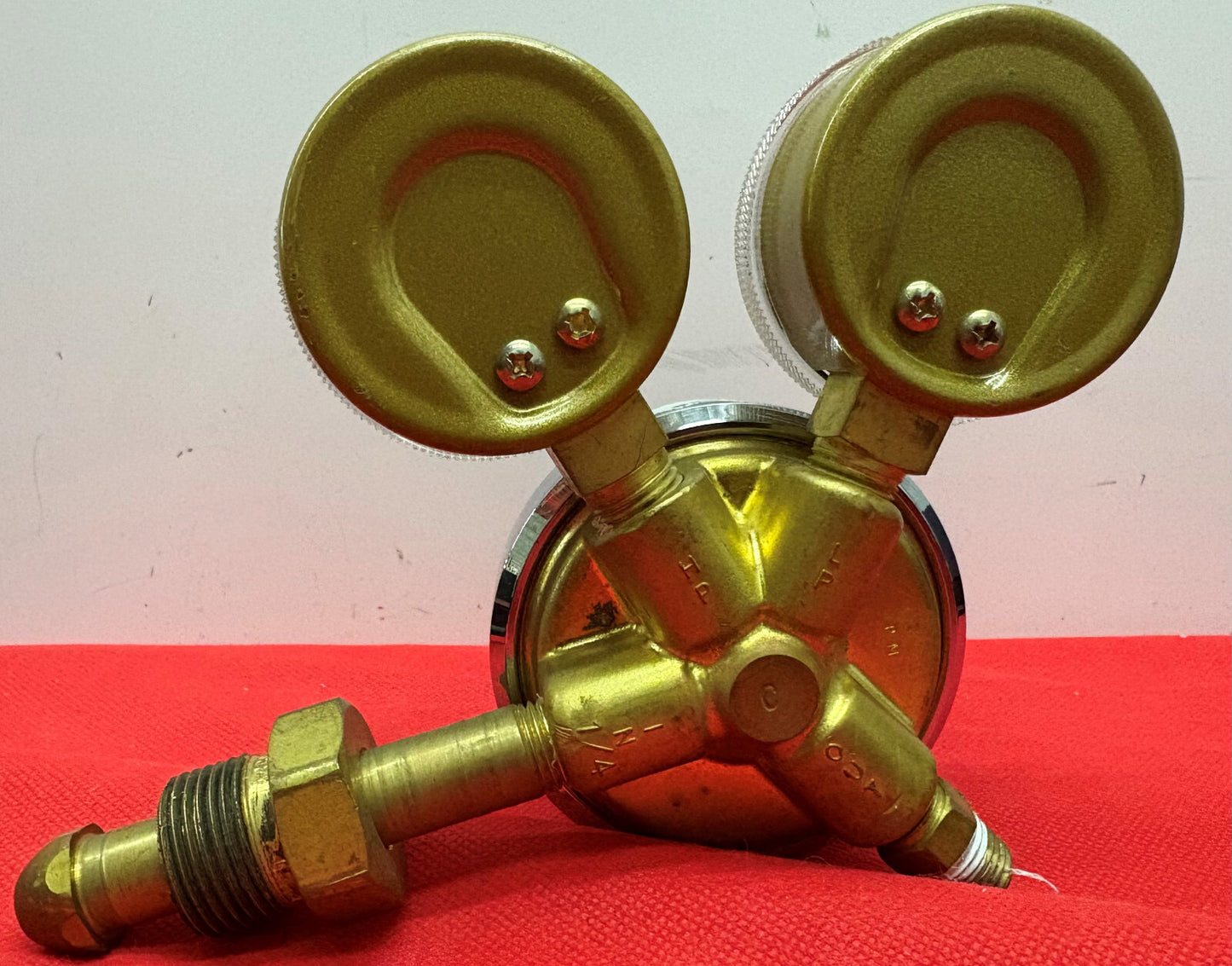 HARRIS  25-100  PRESSURE COMPRESSED GAS REGULATOR  650L  WITH  2 USG GAUGES