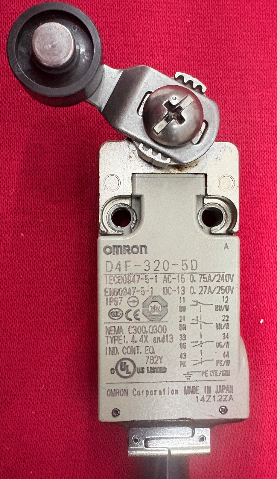OMRON SAFETY LIMIT SWITCH D4F-320-5D ROLLER LEVER ACTUATOR - 1 LOT QTY 2