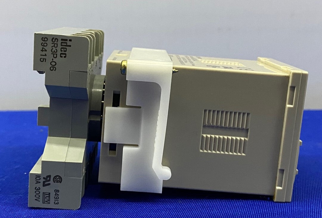 TIMER OMRON H3CA-A CON ZOCCOLO RELÈ IDEC SR3P-06 